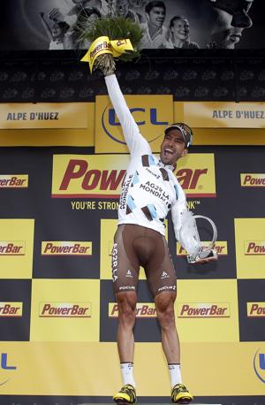 Christophe Riblon sul gradino pi alto del podio. E' lui il re dell'Alpe d'Huez. Reuters